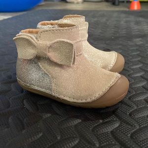 Never worn Stride Rite Walker fancy boots with bow size 4.5